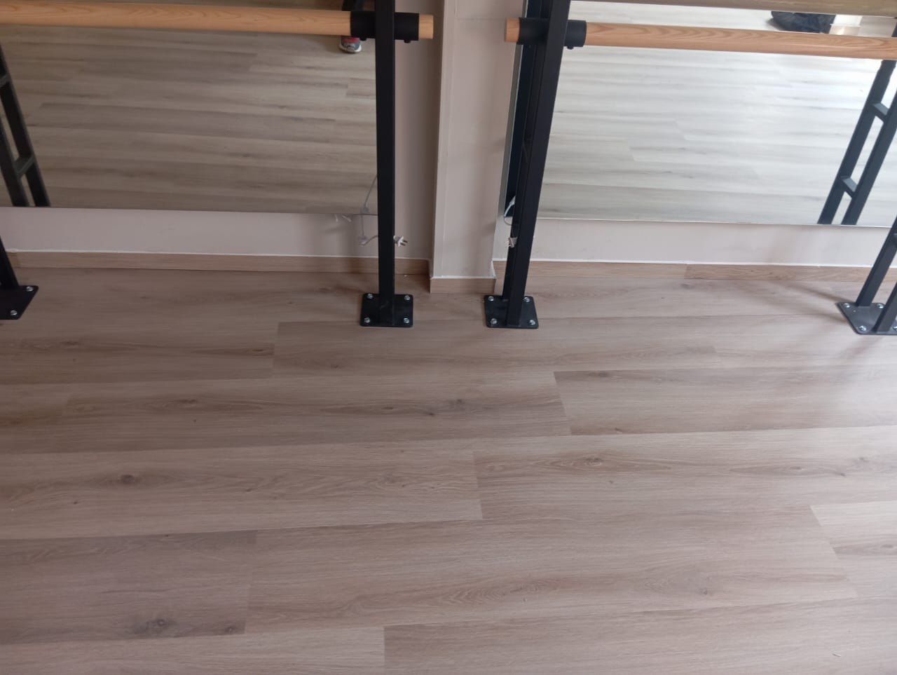 Piso claro instalado en un espacio interior