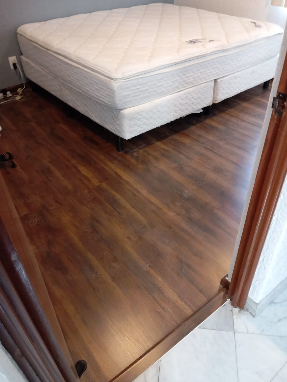 Piso de tono oscuro instalado en una habitación