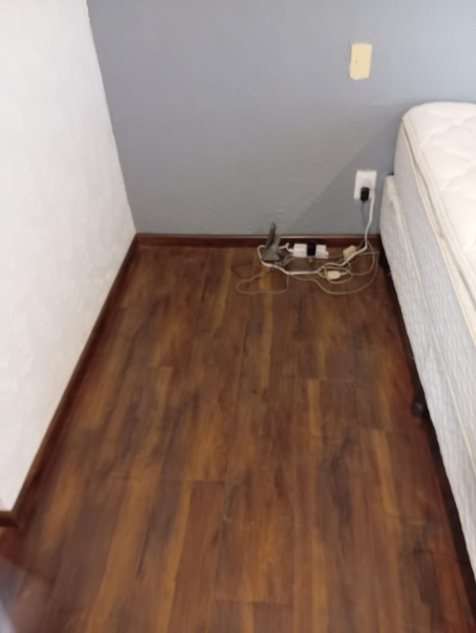 Detalle de piso oscuro instalado en una habitación
